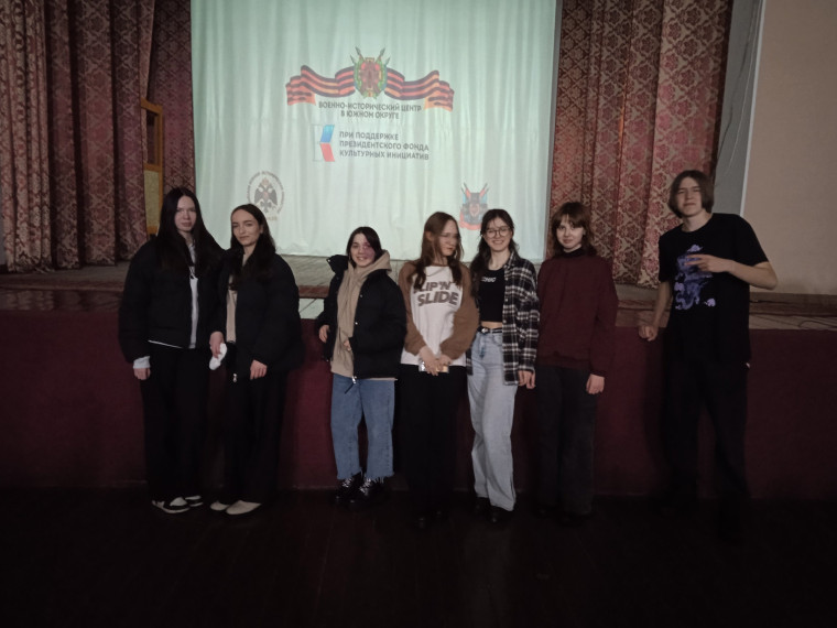 Сегодня ученики старших классов Козульской первой школы посмотрели документальный фильм "Донбас".